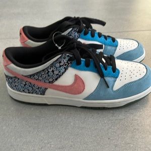 NIKE DUNKS 6.0 BRAND NEW SIZE 9